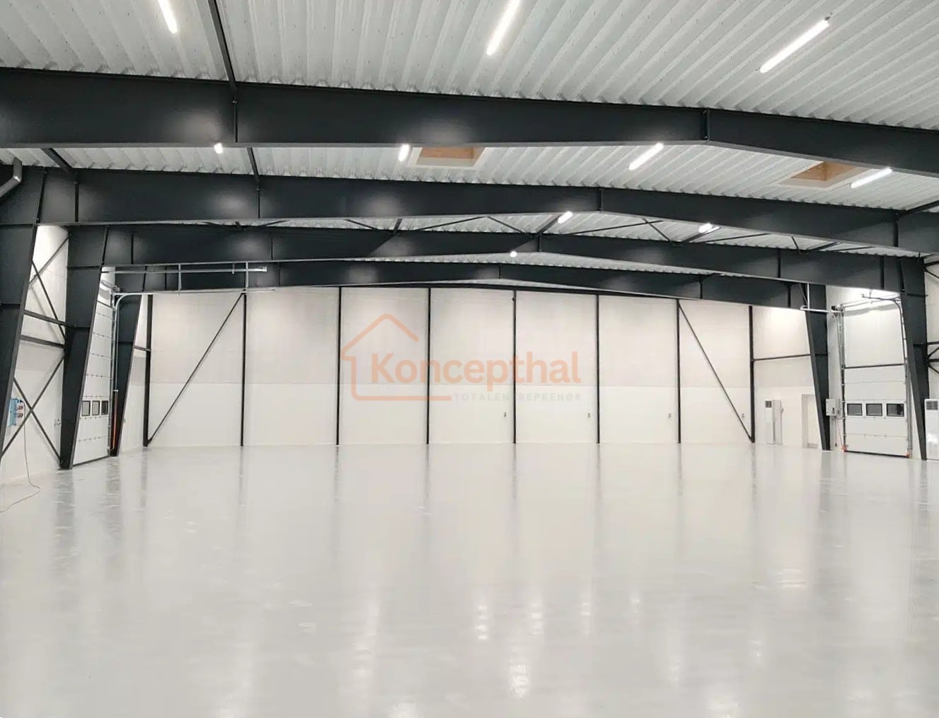 Isoleret lagerhal med epoxygulv og troldtekt